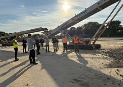 Teilnehmerinnen und Teilnehmer besichtigen einen Standort unseres Mitglieds SCHLUN Umwelt im Außenbereich