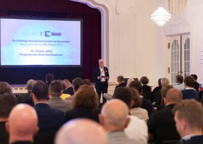 Dr.-Ing. Hans-Jürgen Krause (Kempen Krause Ingenieure) bei der Begrüßung der Teilnehmerinnen und Teilnehmer auf der ABE X Wahl Tagung